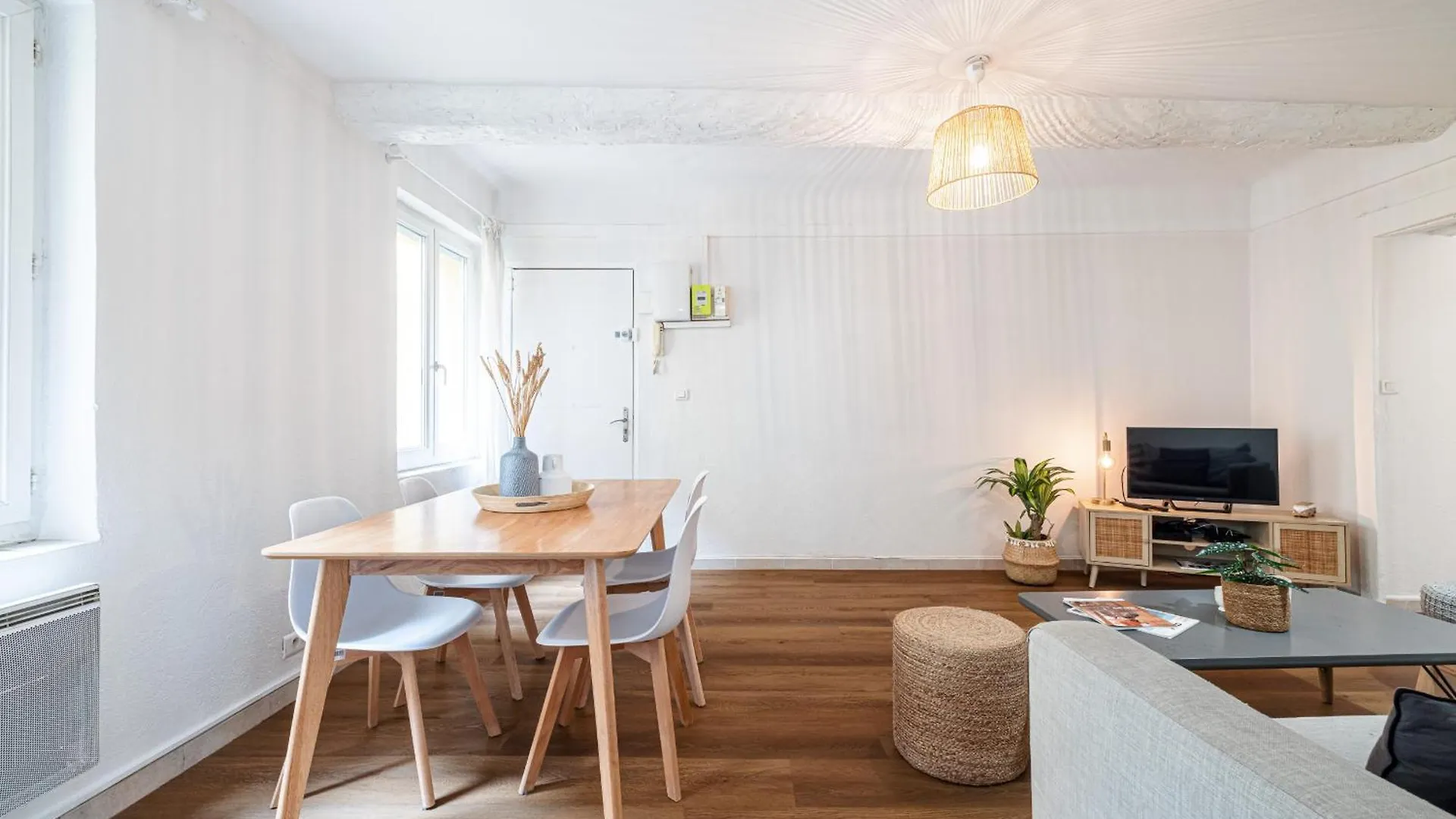 Apartamento 2 Bdr Heart Of The Old Town Niza 0*,